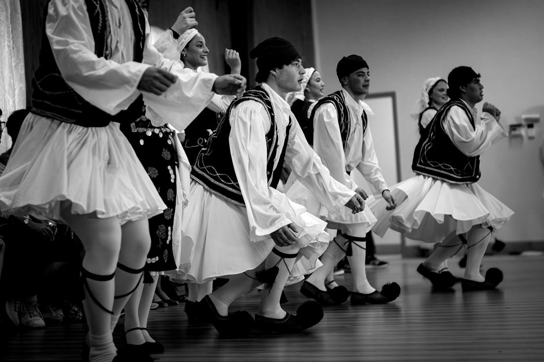 Tänzer in Fustanella beim griechischen Volkstanz, Schwarz-Weiß