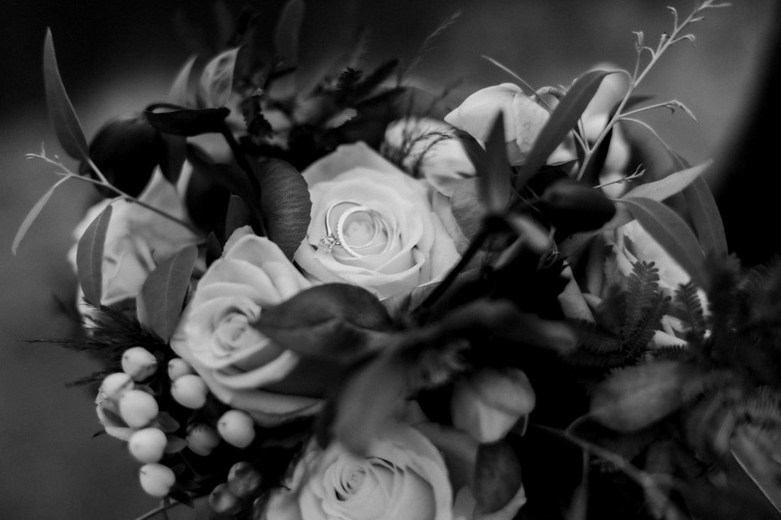 Brautstrauß aus Rosen, Detailaufnahme in Schwarz-Weiß