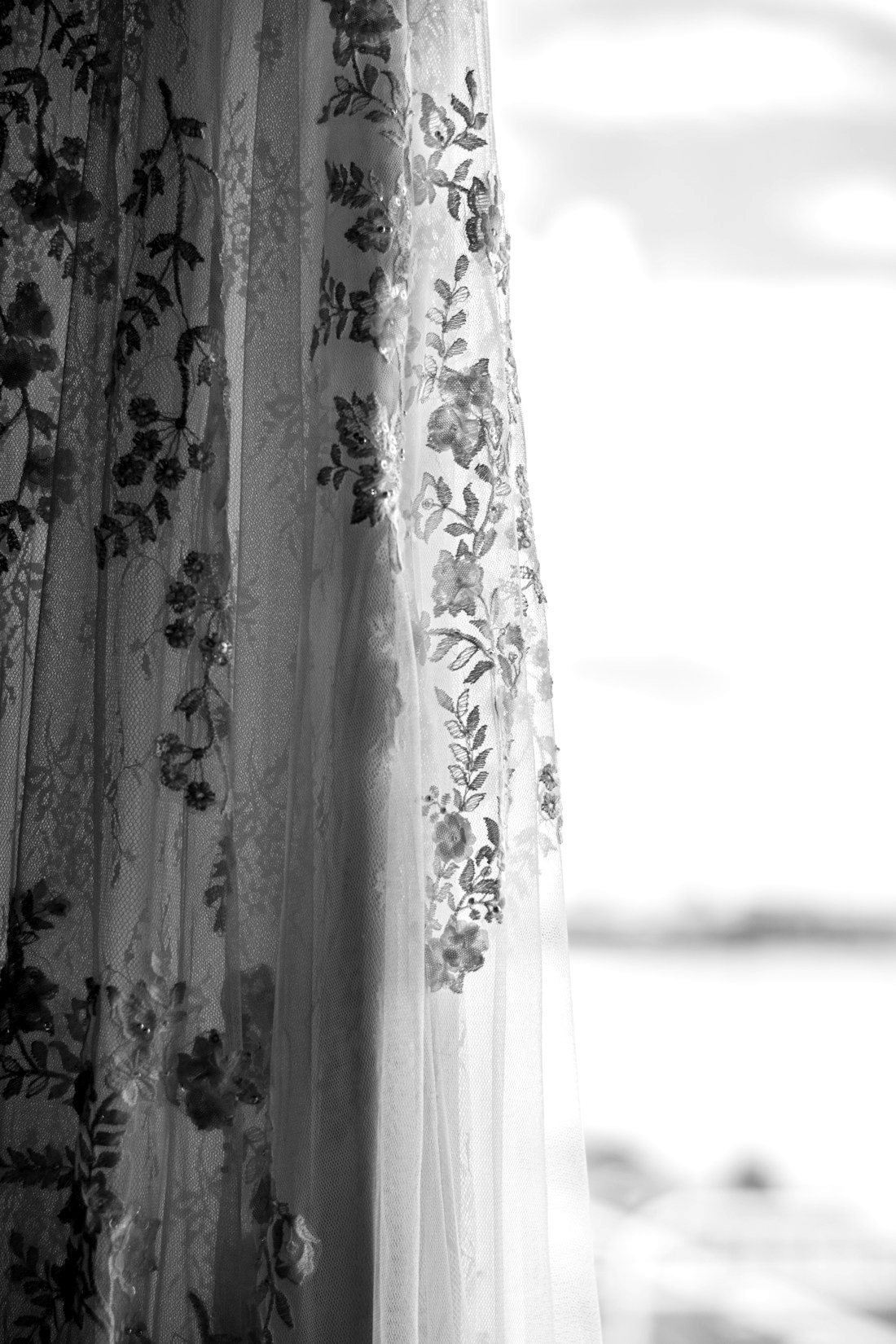 Spitzendetail des Brautkleids im Gegenlicht, Schwarz-Weiß