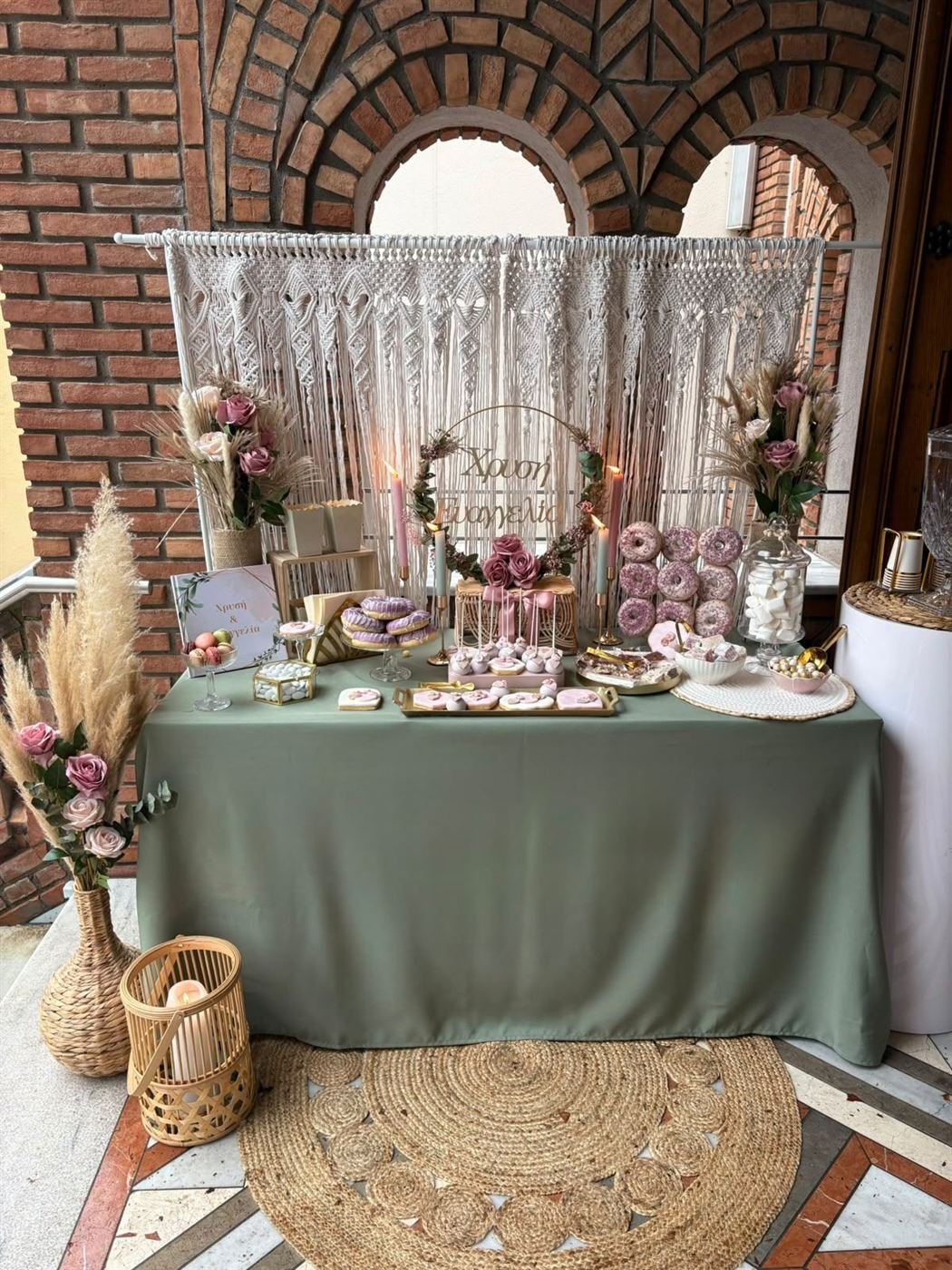 Sweet-Table mit Makramee-Vorhang, Pampasgras und Rosen in Altrosa und Salbeigrün
