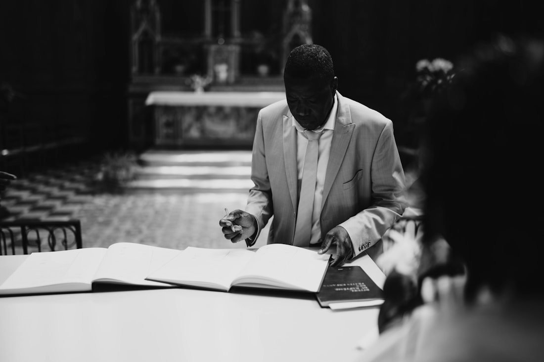 Zeremonie am Altar mit aufgeschlagenem Buch, Schwarz-Weiß